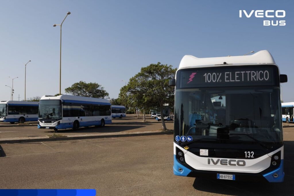 IVECO BUS livrează 47 de midibuze electrice E‑WAY pentru CTM Cagliari: mobilitate urbană mai curată și vehicule optimizate pentru străzile înguste