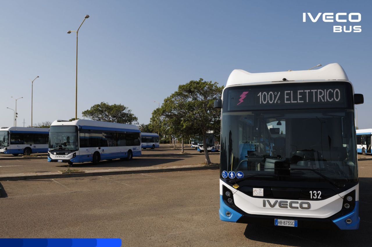 IVECO BUS livrează 47 de midibuze electrice E‑WAY pentru CTM Cagliari: mobilitate urbană mai curată și vehicule optimizate pentru străzile înguste