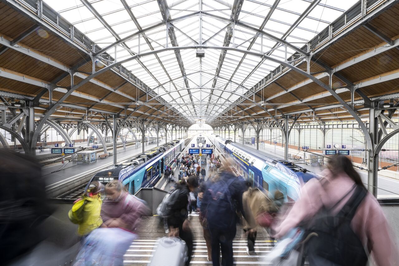 NAH.SH: cererea pentru mobilitatea sustenabilă crește puternic în Schleswig‑Holstein, trenul și autobuzul câștigă tot mai mulți pasageri