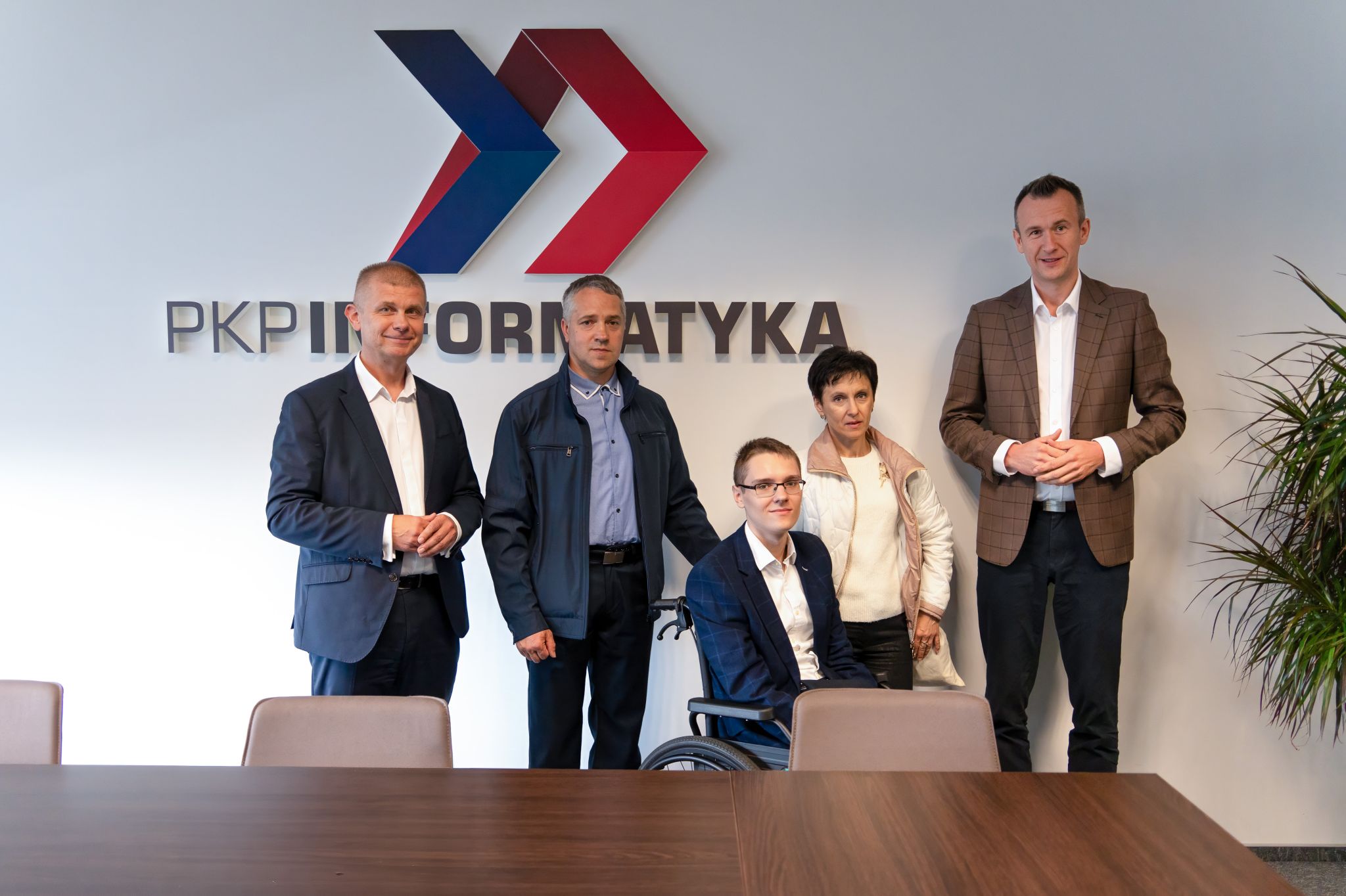 PKP îl primește pe Dominik Hołuja la sediul central din Varșovia, într-o vizită emoționantă care confirmă dorința tânărului de a-și lega viitorul de lumea feroviară