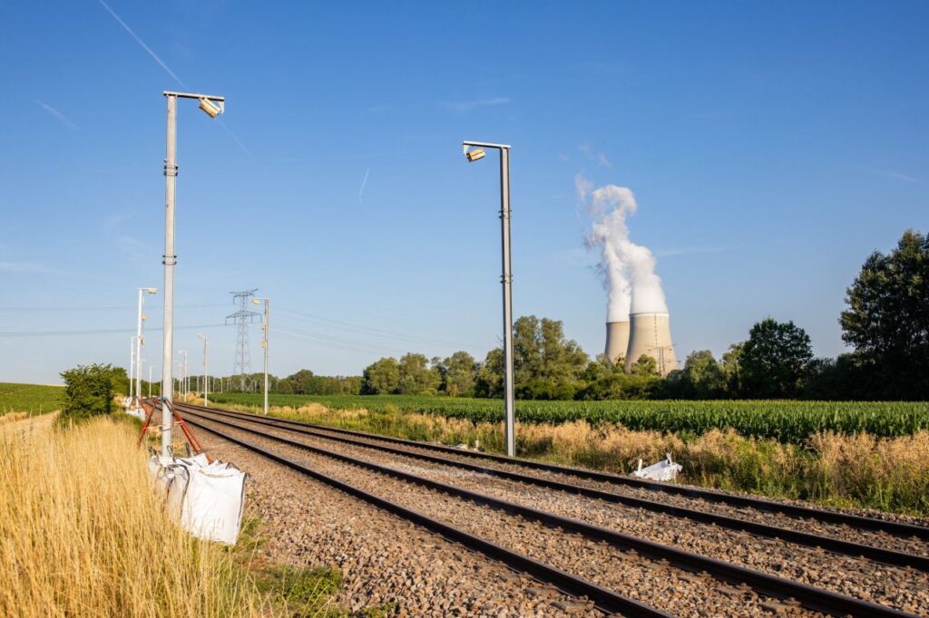 Start oficial pentru faza a doua a electrificării liniei Paris–Troyes: TSO și Colas Rail montează primul stâlp de catenară pe tronsonul Nogent‑sur‑Seine – Saint‑Lyé