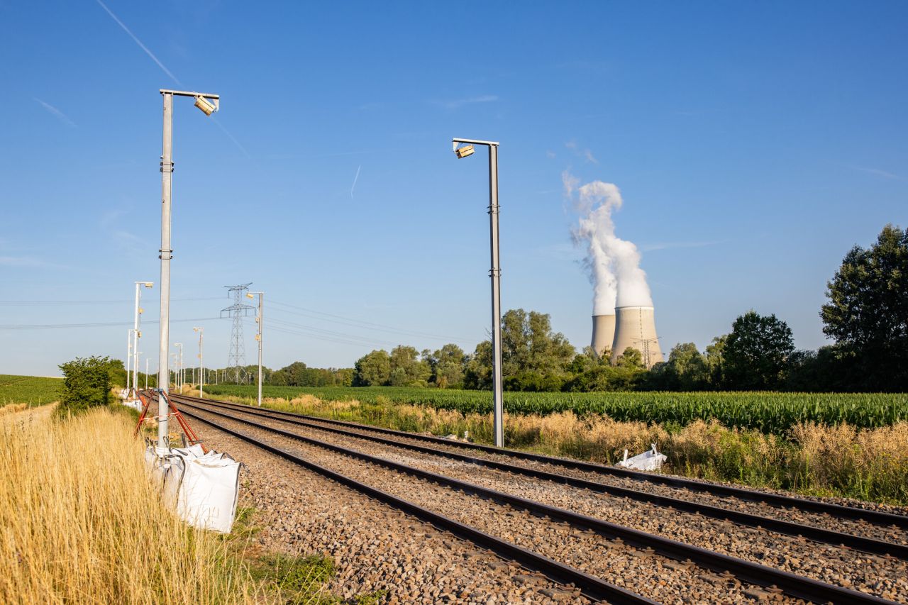 Start oficial pentru faza a doua a electrificării liniei Paris–Troyes: TSO și Colas Rail montează primul stâlp de catenară pe tronsonul Nogent‑sur‑Seine – Saint‑Lyé