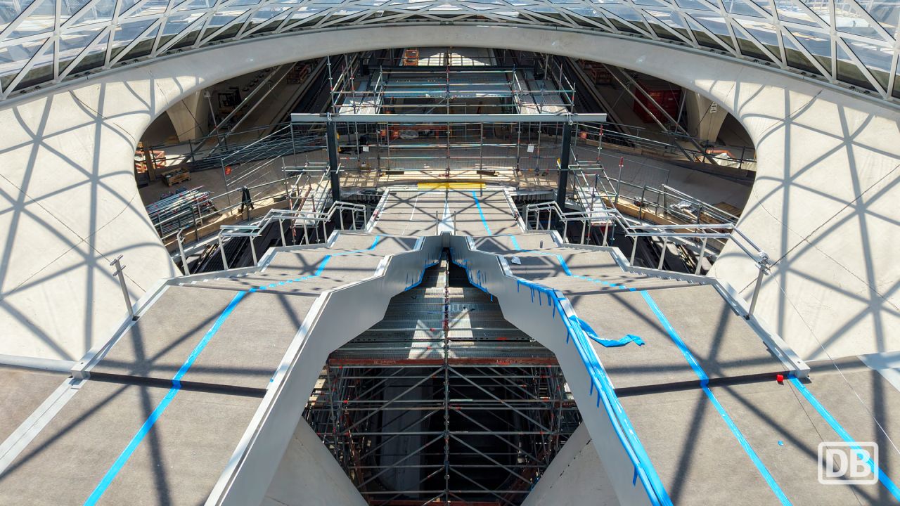 Stuttgart 21: primele scări „V‑stairs” instalate, noua gară câștigă acces direct din Kurt‑Georg‑Kiesinger‑Platz