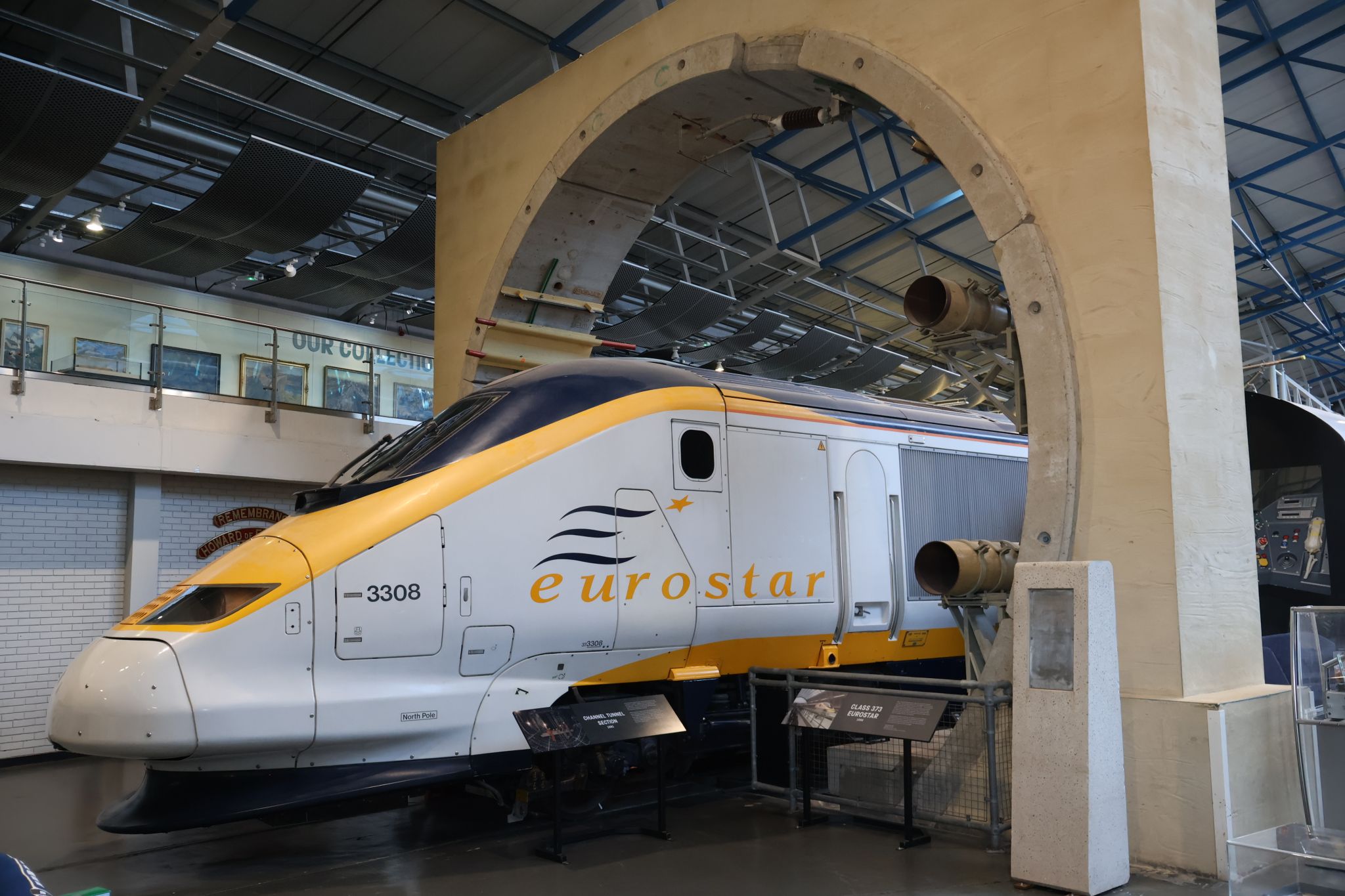 St. Pancras International lansează instalația uriașă „Beehive” și marchează relocarea plăcii recordului de viteză Eurostar la National Railway Museum