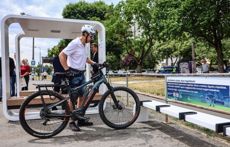 Orașul Miskolc marchează un nou pas în digitalizarea mobilității urbane prin lansarea aplicației MobilON+ și inaugurarea unui Smart Point modern la intersecția Tapolca. Inițiativa, dezvoltată în cadrul proiectului european metaCCAZE, conectează transportul public cu opțiunile de micromobilitate, oferind o experiență de călătorie mai fluidă, mai rapidă și mai sustenabilă pentru locuitori. Noua versiune a aplicației MobilON+ integrează planificarea multimodală a traseelor, inclusiv rute pentru trotinete electrice, informații în timp real despre transportul public, actualizări de trafic și posibilitatea de personalizare a rutelor și stațiilor favorite. În paralel, Smart Point-ul inaugurat introduce infrastructură fizică dedicată mobilității verzi, cu rasteluri pentru biciclete, spații de parcare pentru trotinete, o bancă inteligentă alimentată solar cu Wi-Fi și prize de încărcare, precum și ecrane digitale care afișează date de trafic și mediu în timp real. Prin conectarea serviciilor digitale cu infrastructura inteligentă, Miskolc creează un ecosistem urban integrat, care facilitează tranziția către transport sustenabil și reduce dependența de automobile. Proiectul demonstrează modul în care orașele europene pot combina tehnologia, energia regenerabilă și designul urban pentru a oferi soluții de mobilitate adaptate nevoilor comunității. Sursa foto & info: metaCCAZE Project