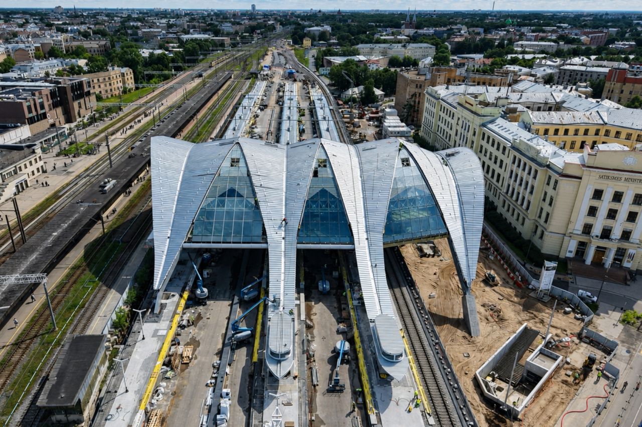 Lucrările majore la fațada și peroanele noii Gări Centrale Riga au fost finalizate; proiectul Rail Baltica avansează spre termenul din august 2026