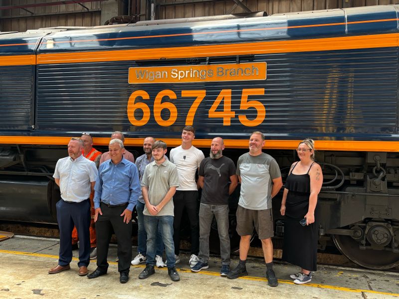 GB Railfreight botează locomotiva 66745 „Wigan Springs Branch”, în onoarea echipei care menține rețeaua feroviară funcțională în toate anotimpurile