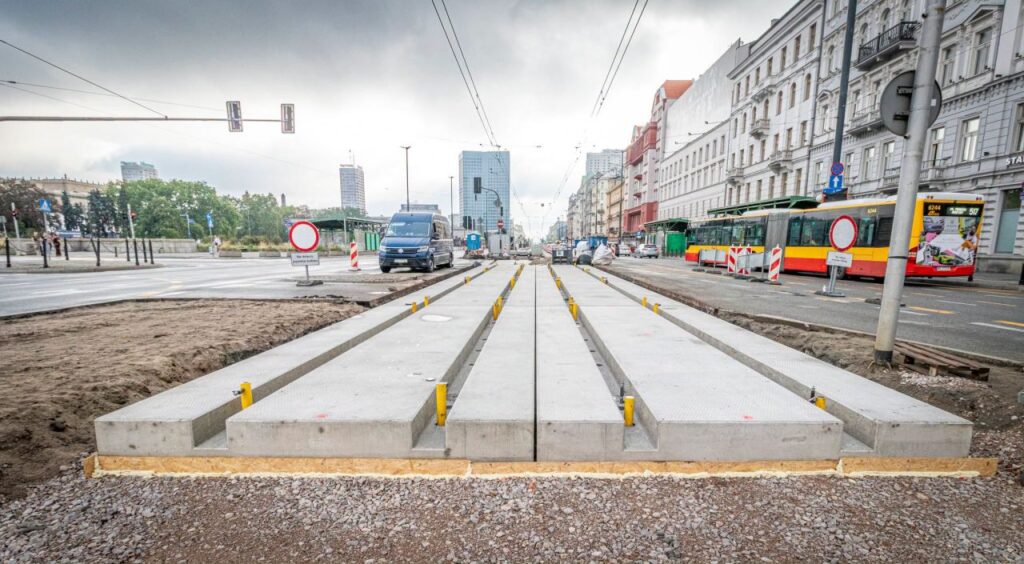 Panouri prefabricate montate pe trecerea Emilia Plater din Varșovia - ultimul punct al renovării din Aleje Jerozolimskie