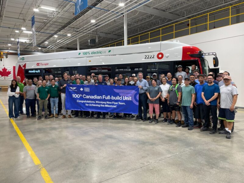 New Flyer finalizează autobuzul cu numărul 100 în noua facilitate de livrare din Winnipeg