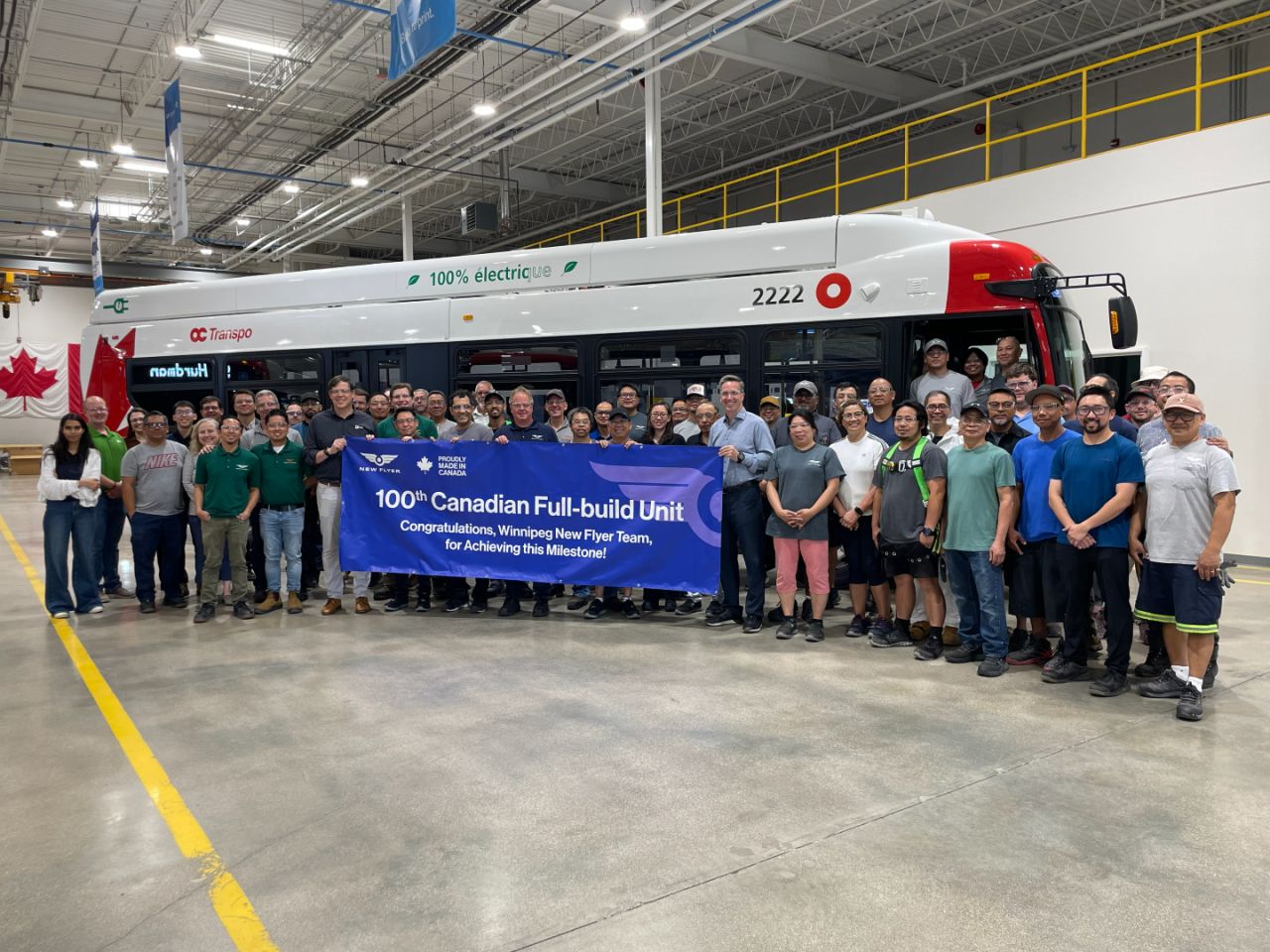 New Flyer finalizează autobuzul cu numărul 100 în noua facilitate de livrare din Winnipeg