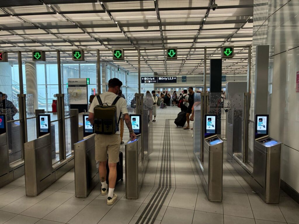 Hitachi Rail implementează plata deschisă pe linia 14 din Paris, facilitând mobilitatea digitală pentru pasagerii din Île‑de‑France