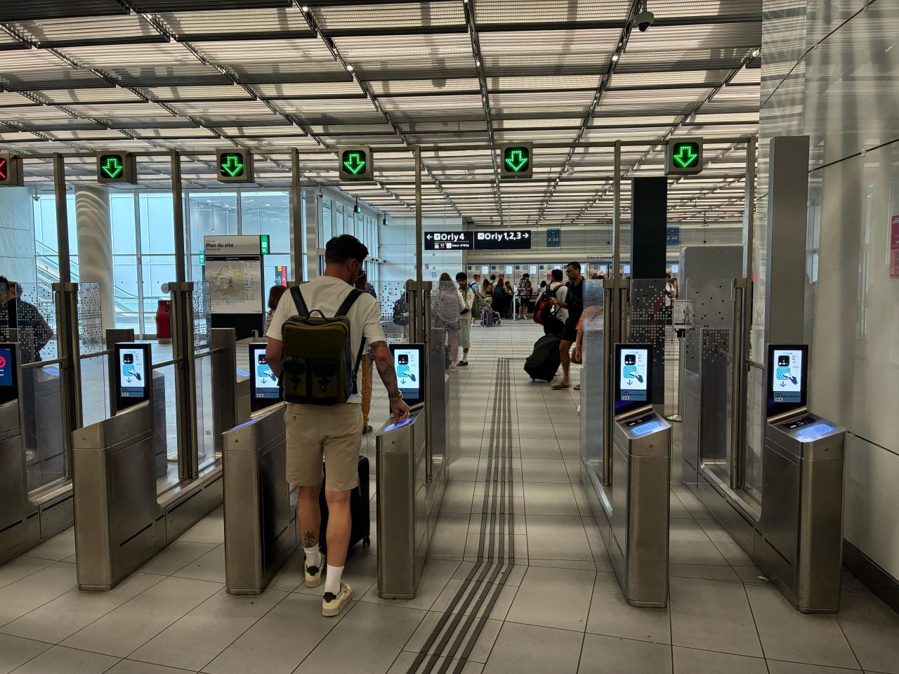 Hitachi Rail implementează plata deschisă pe linia 14 din Paris, facilitând mobilitatea digitală pentru pasagerii din Île‑de‑France