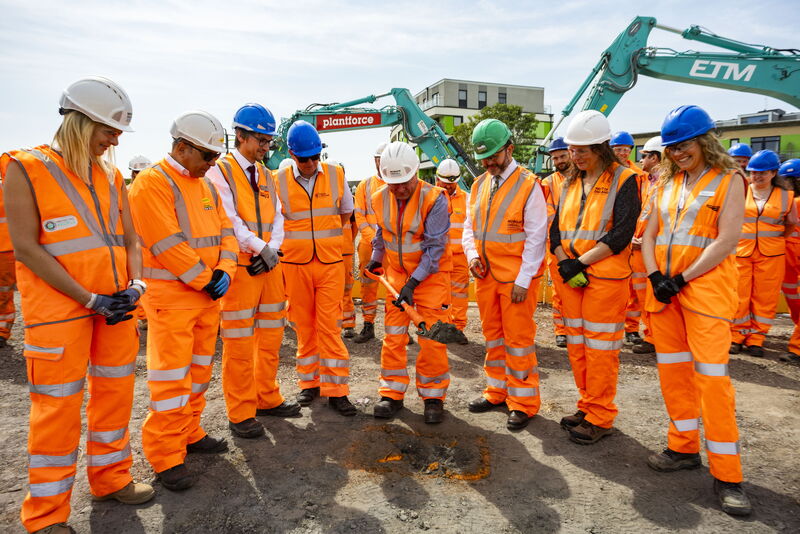 Ministrul britanic al Transporturilor vizitează lucrările de reconectare a liniei Portishead–Bristol, proiect finanțat cu 63 milioane lire