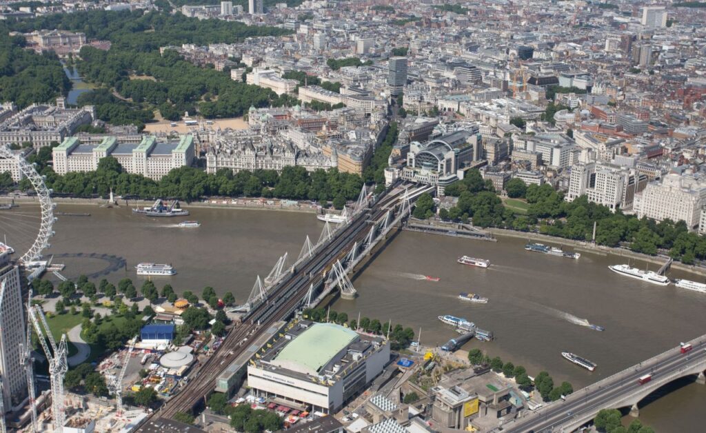Începe unul dintre cele mai mari proiecte de reînnoire feroviară din Londra: Charing Cross și Waterloo East, închise 22 de zile pentru lucrări majore