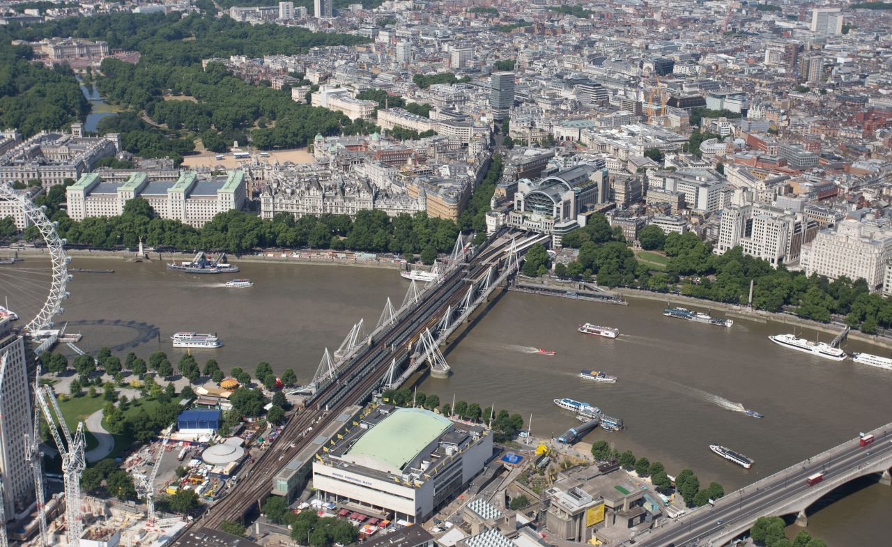 Începe unul dintre cele mai mari proiecte de reînnoire feroviară din Londra: Charing Cross și Waterloo East, închise 22 de zile pentru lucrări majore