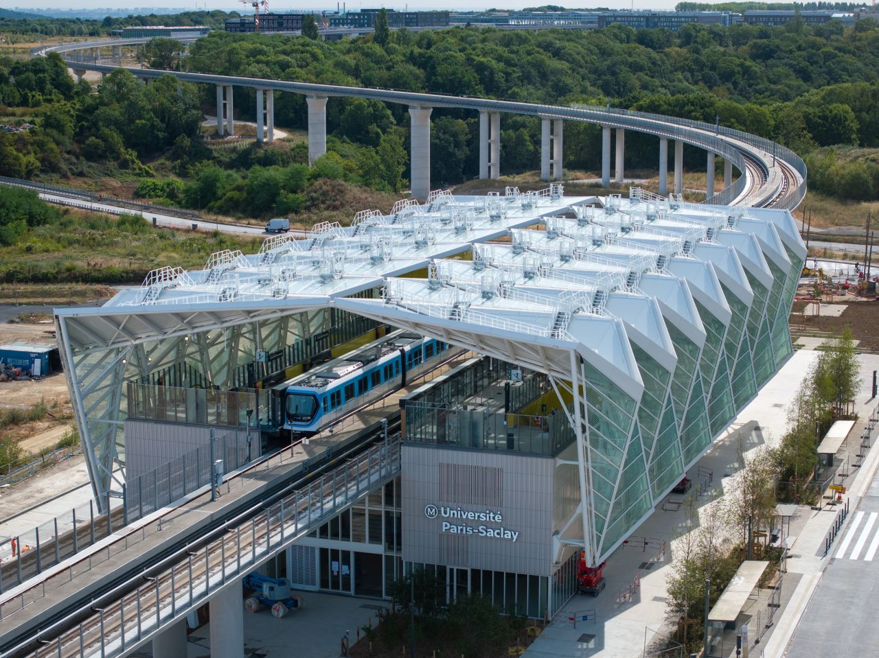 Trei stații supraterane de pe Linia 18 a Grand Paris Express intră în faza finală de livrare după validarea comisiilor de siguranță