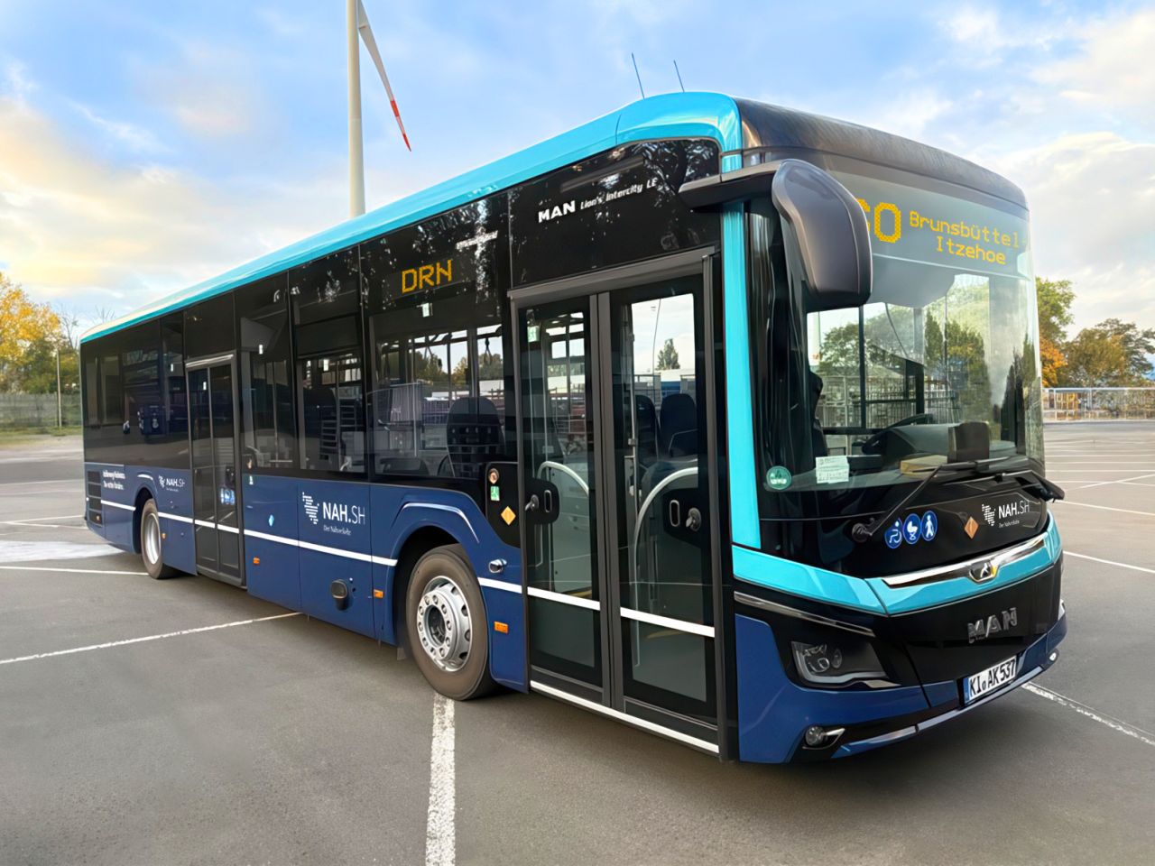 Șase autobuze mild‑hybrid noi intră în serviciul expres X60 Brunsbüttel–Itzehoe, cu suporturi pentru biciclete și alimentare HVO