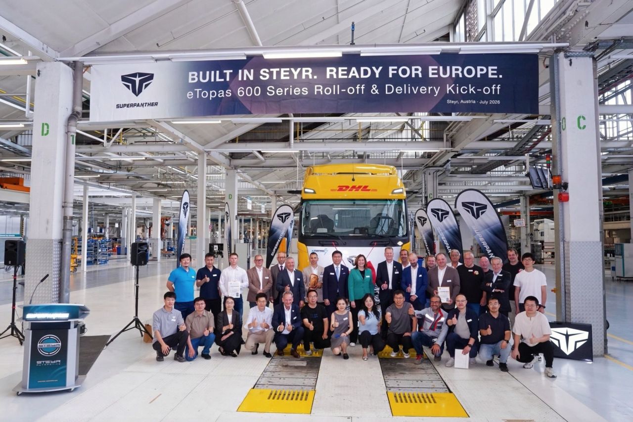 DHL Freight primește unul dintre primele camioane electrice grele SUPERPANTHER eTopas 600 și începe operarea comercială în Europa