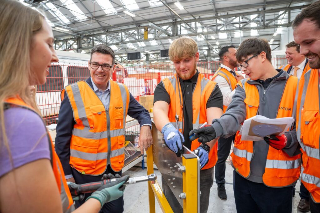 Premierul Marii Britanii vizitează Alstom Derby Litchurch Lane și lansează noi rute de educație tehnică pentru industria feroviară