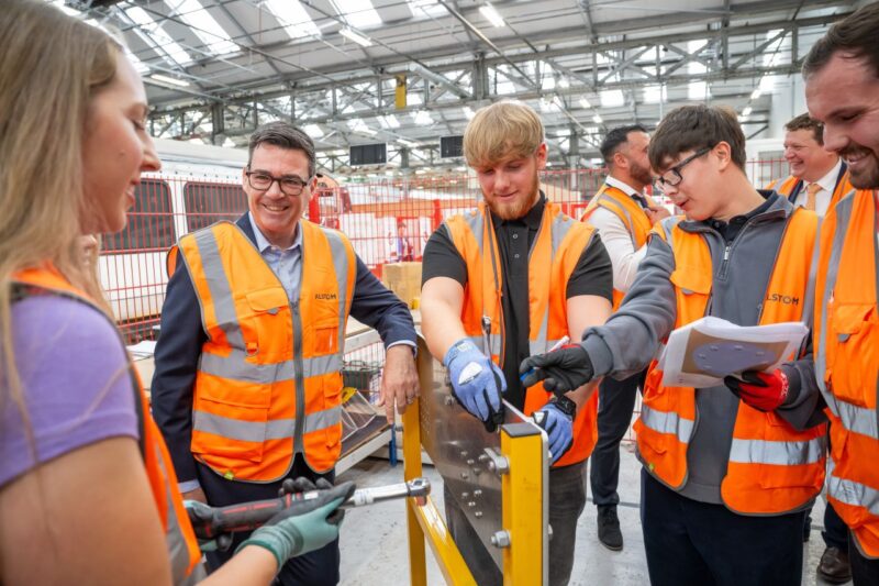 Premierul Marii Britanii vizitează Alstom Derby Litchurch Lane și lansează noi rute de educație tehnică pentru industria feroviară
