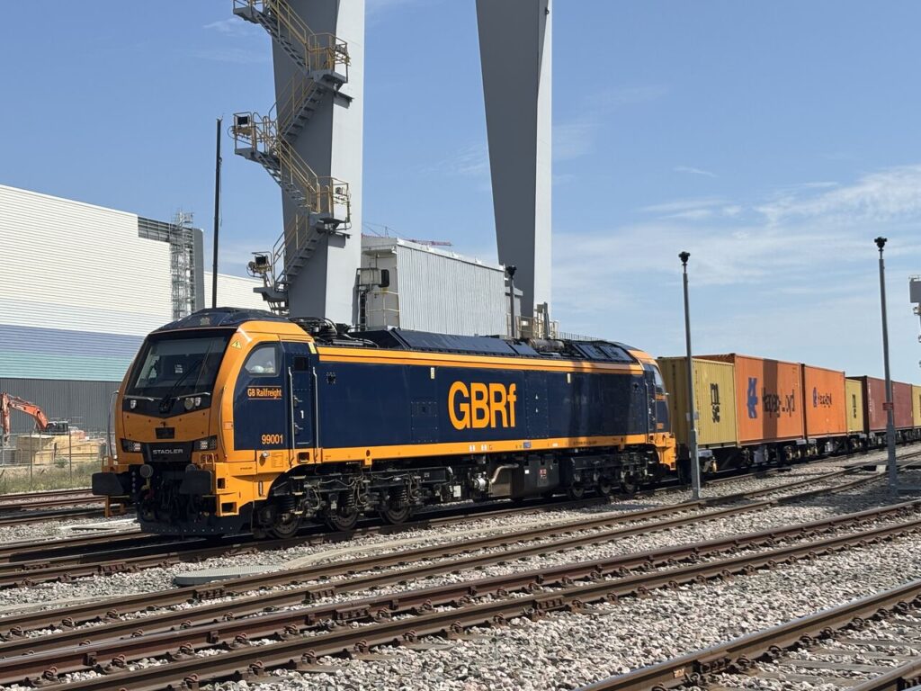Prima cursă comercială pentru locomotivele britanice Stadler Class 99: GB Railfreight lansează oficial noua generație de tracțiune hibridă