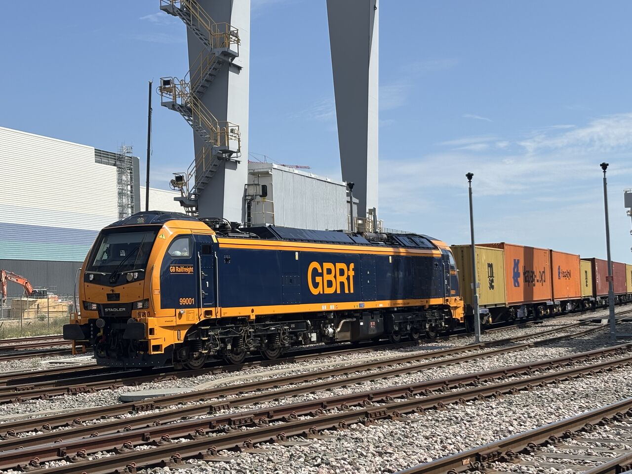 Prima cursă comercială pentru locomotivele britanice Stadler Class 99: GB Railfreight lansează oficial noua generație de tracțiune hibridă