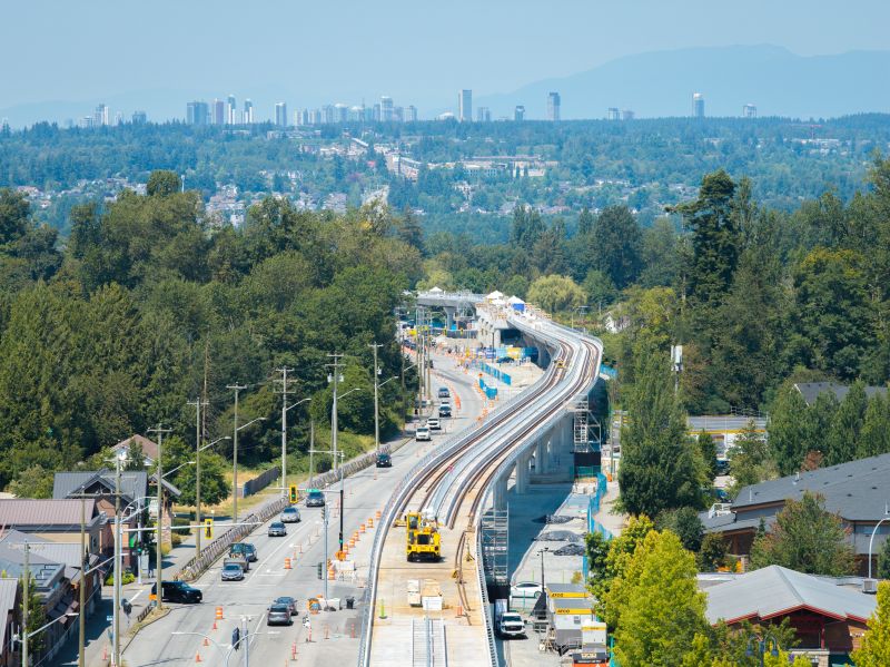 Surrey Langley SkyTrain atinge 50% finalizare a viaductului de 16 km: proiectul avansează cu instalarea căii de rulare