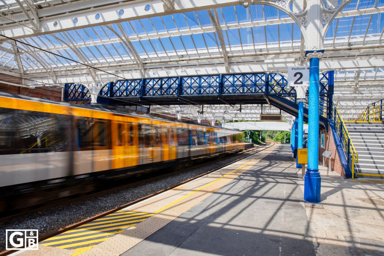 Podul pietonal istoric de la Whitley Bay Metro a fost complet renovat de G&B Civil Engineering