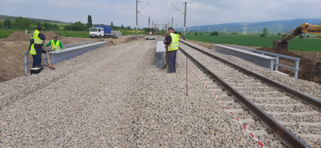 Modificări majore în circulația trenurilor pe linia Adjud–Siculeni în 14 iulie 2026, pentru translatarea podului provizoriu G21 de la km 110+461