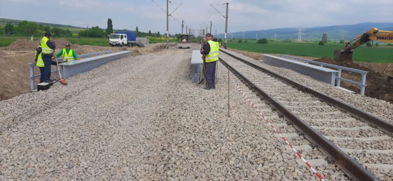Modificări majore în circulația trenurilor pe linia Adjud–Siculeni în 14 iulie 2026, pentru translatarea podului provizoriu G21 de la km 110+461