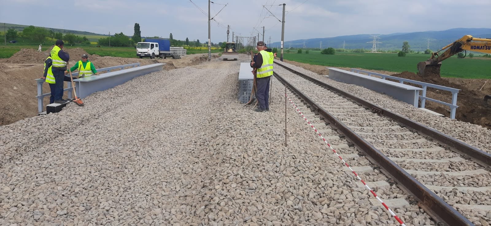 Modificări majore în circulația trenurilor pe linia Adjud–Siculeni în 14 iulie 2026, pentru translatarea podului provizoriu G21 de la km 110+461