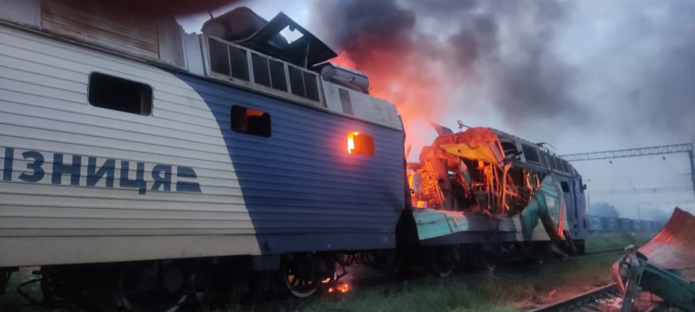 Două locomotive din Ucraina au fost avariate în urma unui nou atac cu drone rusești pe infrastructura feroviară din Dnipropetrovsk. Peste 200 de locomotive distruse sau avariate în 2026