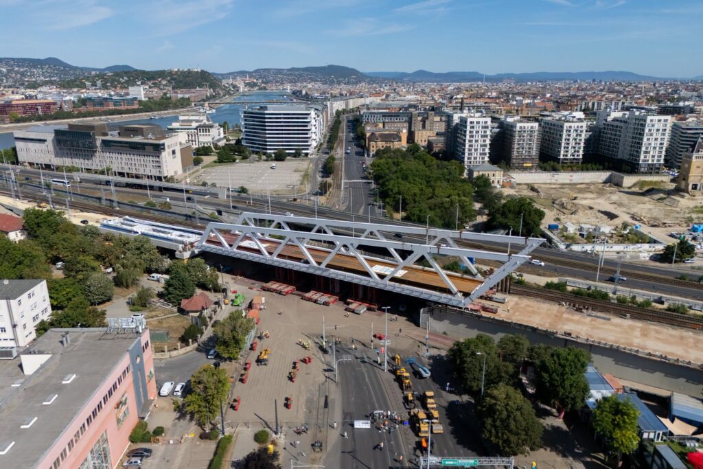 Podul feroviar de 109 metri al Southern Ring Railway a fost montat la Budapesta, un pas decisiv pentru creșterea capacității feroviare naționale