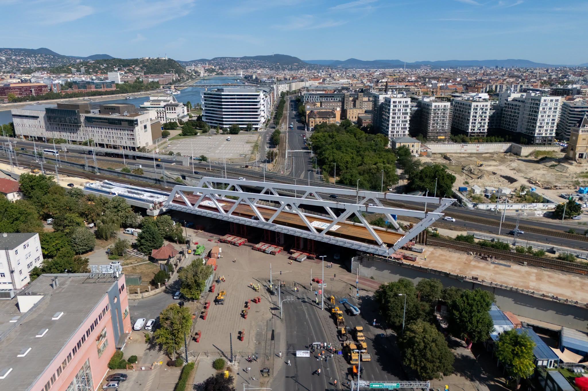 Podul feroviar de 109 metri al Southern Ring Railway a fost montat la Budapesta, un pas decisiv pentru creșterea capacității feroviare naționale