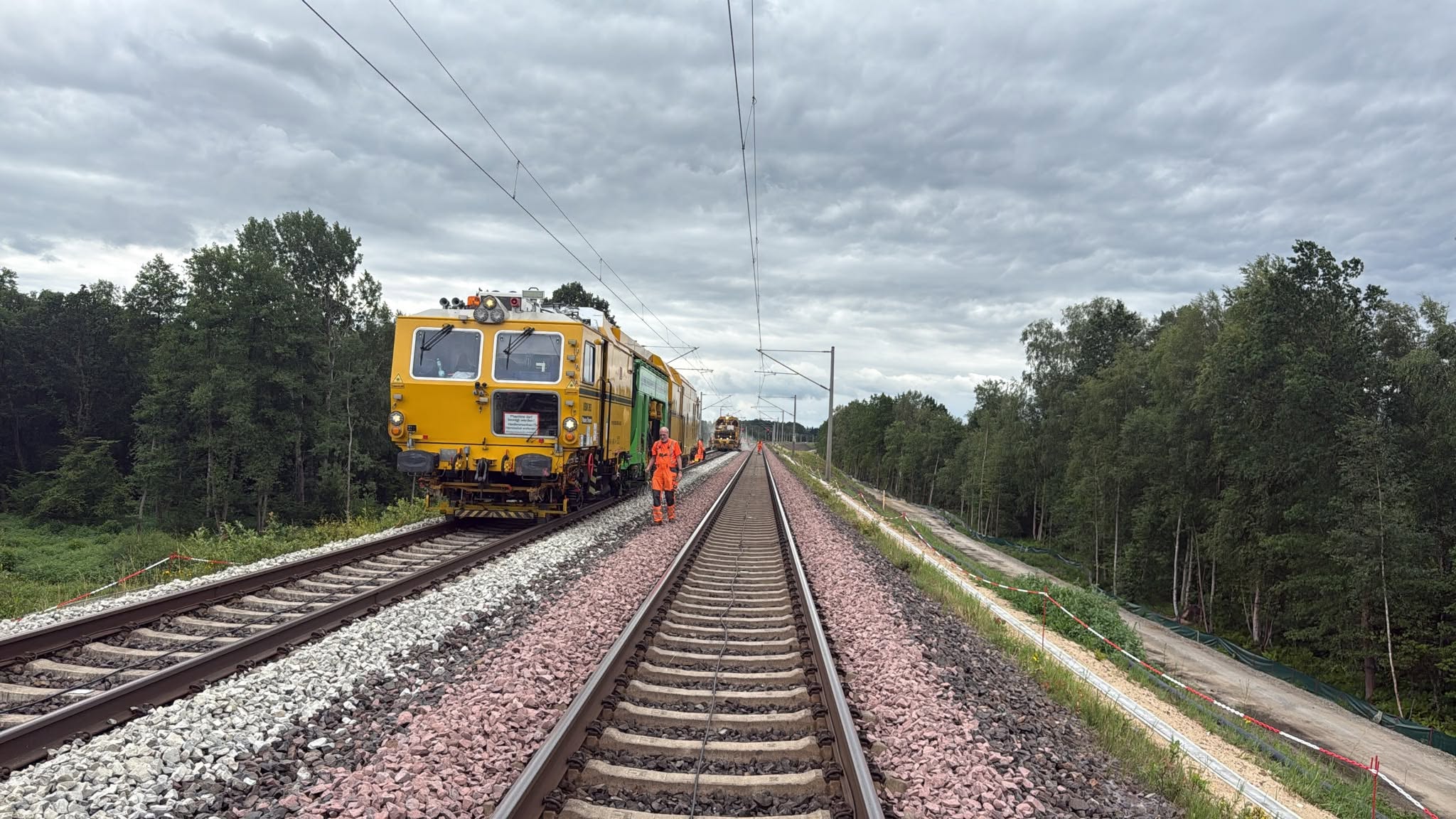Lucrările de modernizare pe magistrala Hamburg – Hannover au fost finalizate, iar circulația feroviară se reia la peste 200 km/h. BAWI Construction participă și la proiectul major Passau – Nürnberg, unul dintre cele mai complexe șantiere feroviare din Germania