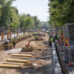 Lucrările la linia de tramvai de pe Dimitrie Pompeiu avansează cu peste 100 de muncitori pe tronson; proiectul de modernizare a bulevardului intră în licitație