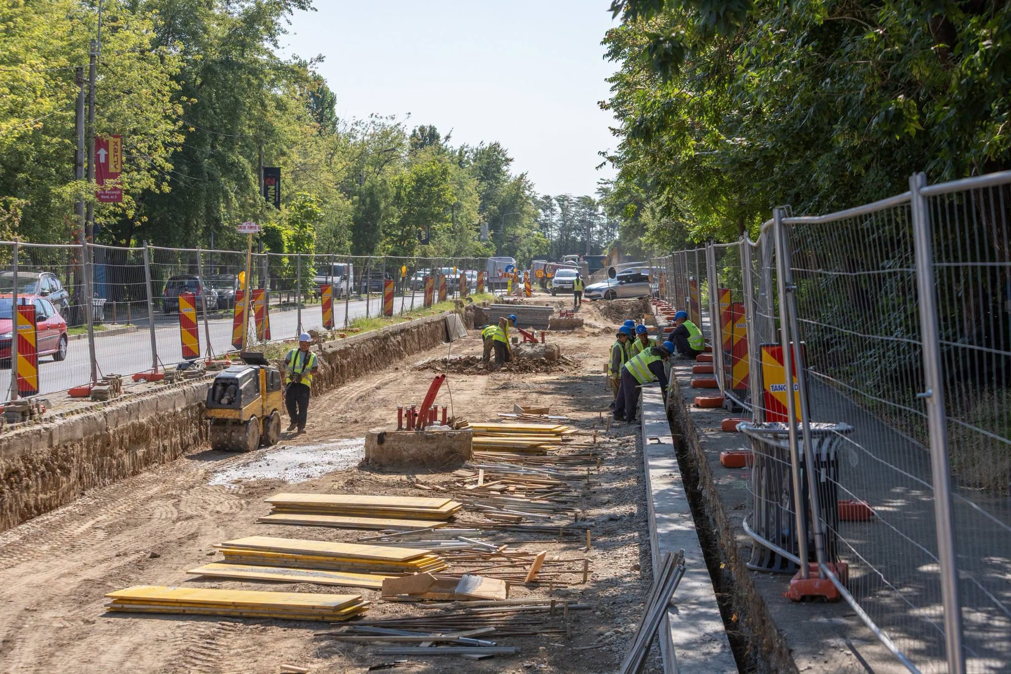 Lucrările la linia de tramvai de pe Dimitrie Pompeiu avansează cu peste 100 de muncitori pe tronson; proiectul de modernizare a bulevardului intră în licitație