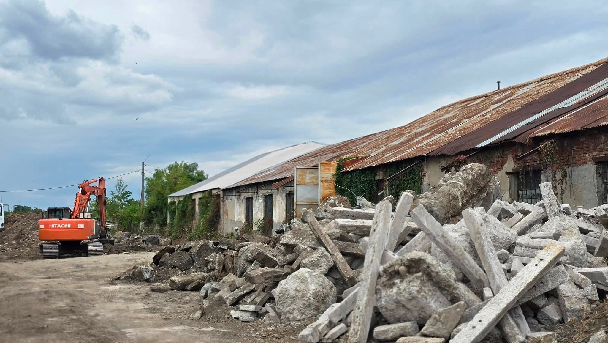 Lucrările la străpungerea Gara de Vest – Gara de Sud din Ploiești scot la suprafață infrastructura industrială dispărută a fostei rafinării și căi ferate Columbia