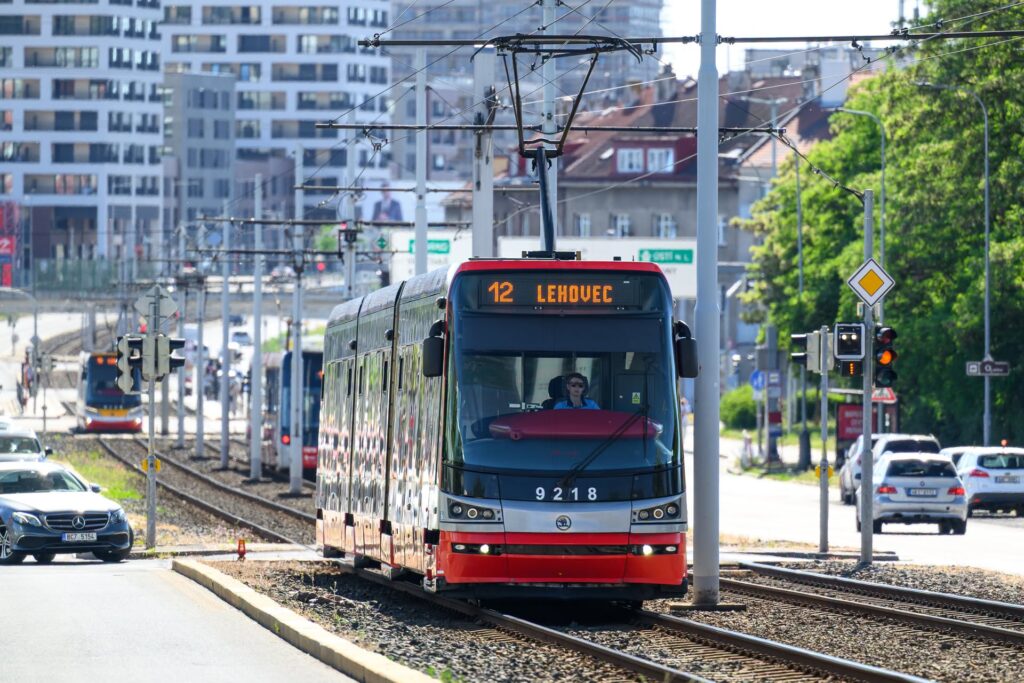 Praga instalează aer condiționat pe 123 tramvaie Škoda 15T: confort sporit pentru călători în zilele caniculare