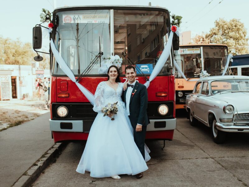 BKV celebrează o poveste unică: doi îndrăgostiți ai troleibuzelor s-au căsătorit într-un vehicul festiv