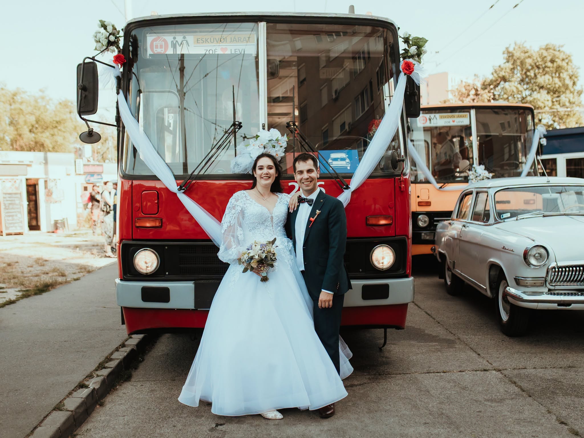 BKV celebrează o poveste unică: doi îndrăgostiți ai troleibuzelor s-au căsătorit într-un vehicul festiv