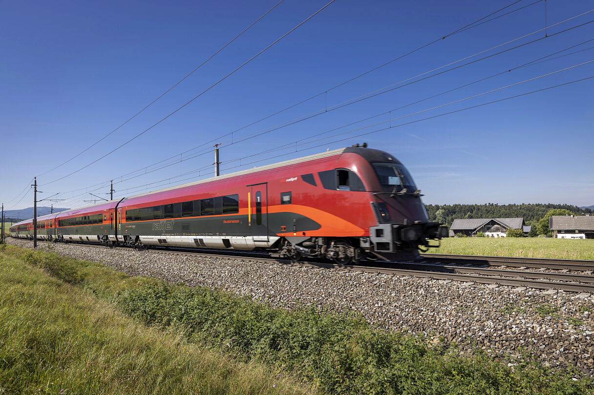 ÖBB ajustează tarifele pentru Standard-Tickets și Vorteilscards cu 3,5% din decembrie, menținând reducerile pentru achizițiile online și rezervările timpurii