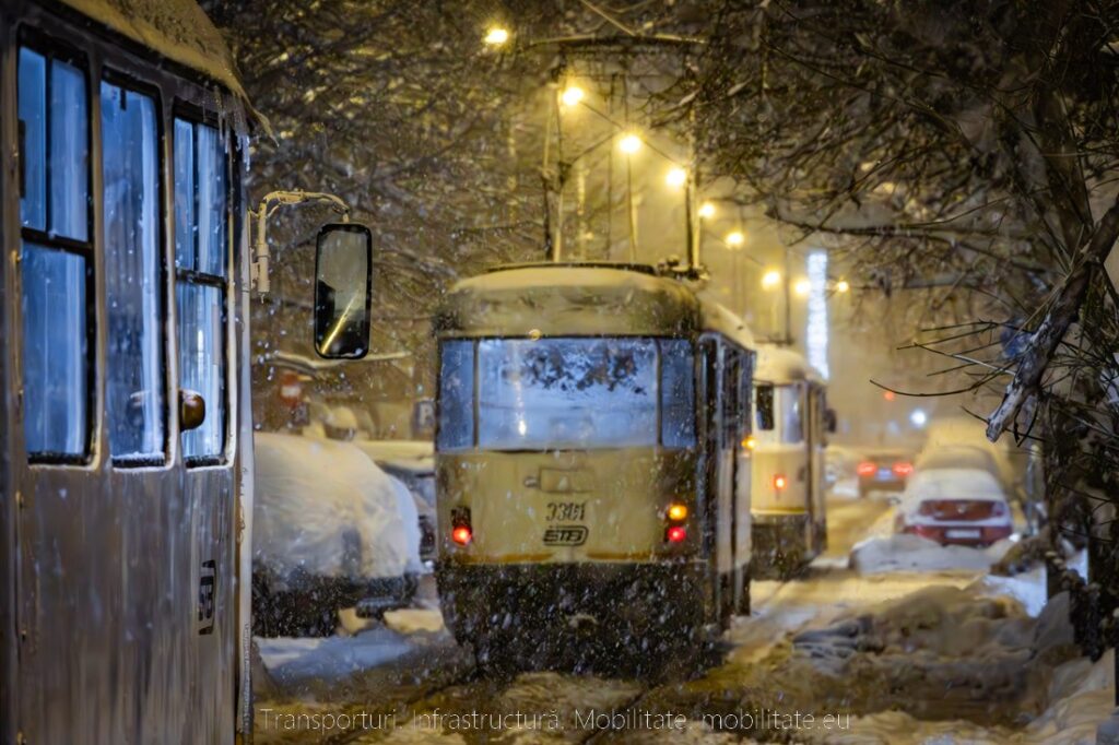 Începe modernizarea liniei de tramvai pe Bulevardul Dinicu Golescu. Este ultima zi cu tramvaiele Tatra în serviciu comercial în zona centrală