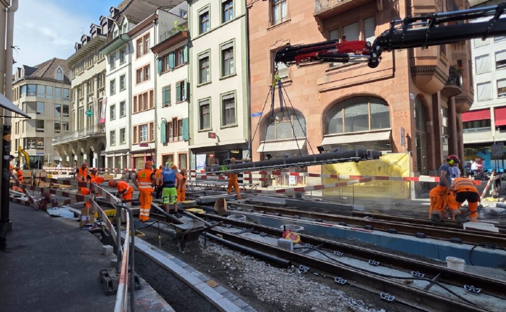 Basel avansează cu lucrările tramvaiului de la Marktplatz: primele tronsoane de cale au fost montate, proiectul respectă calendarul