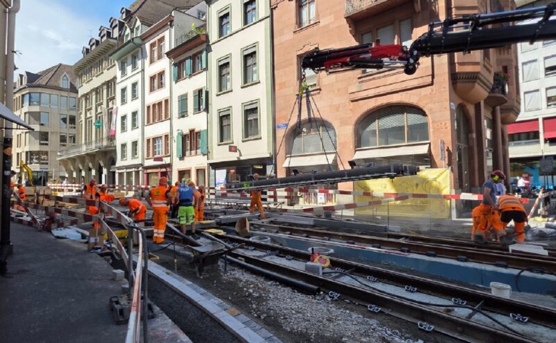 Basel avansează cu lucrările tramvaiului de la Marktplatz: primele tronsoane de cale au fost montate, proiectul respectă calendarul