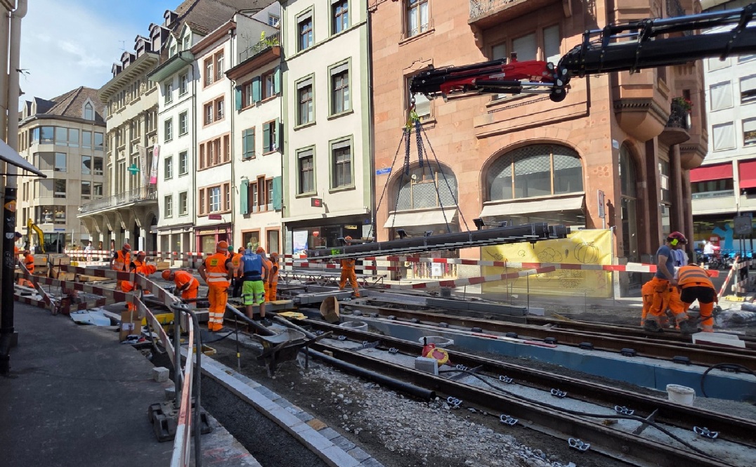 Basel avansează cu lucrările tramvaiului de la Marktplatz: primele tronsoane de cale au fost montate, proiectul respectă calendarul