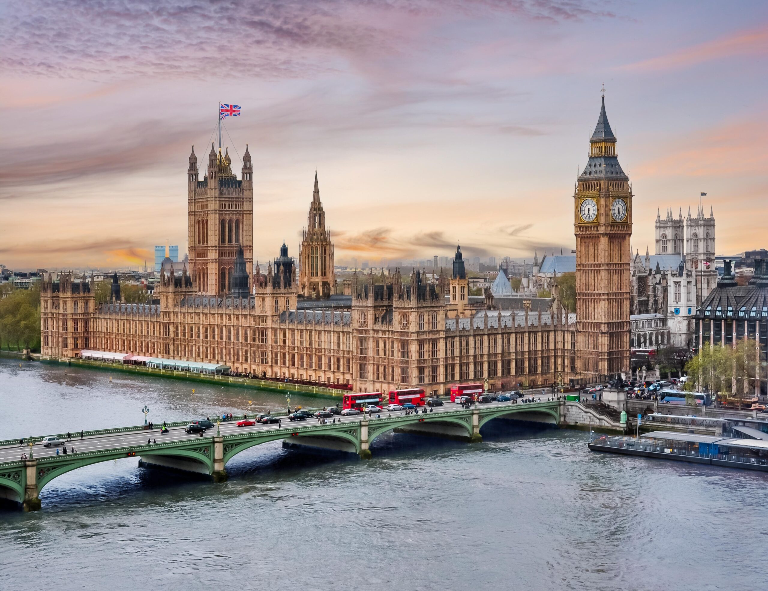 Bilanț la doi ani de guvernare Labour: industria feroviară britanică cere un plan de investiții pe termen lung