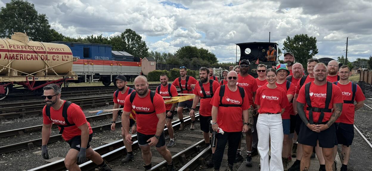 Echipa Alstom din Reading trage manual o locomotivă cu abur de 25 de tone la Didcot Railway Centre pentru o acțiune caritabilă