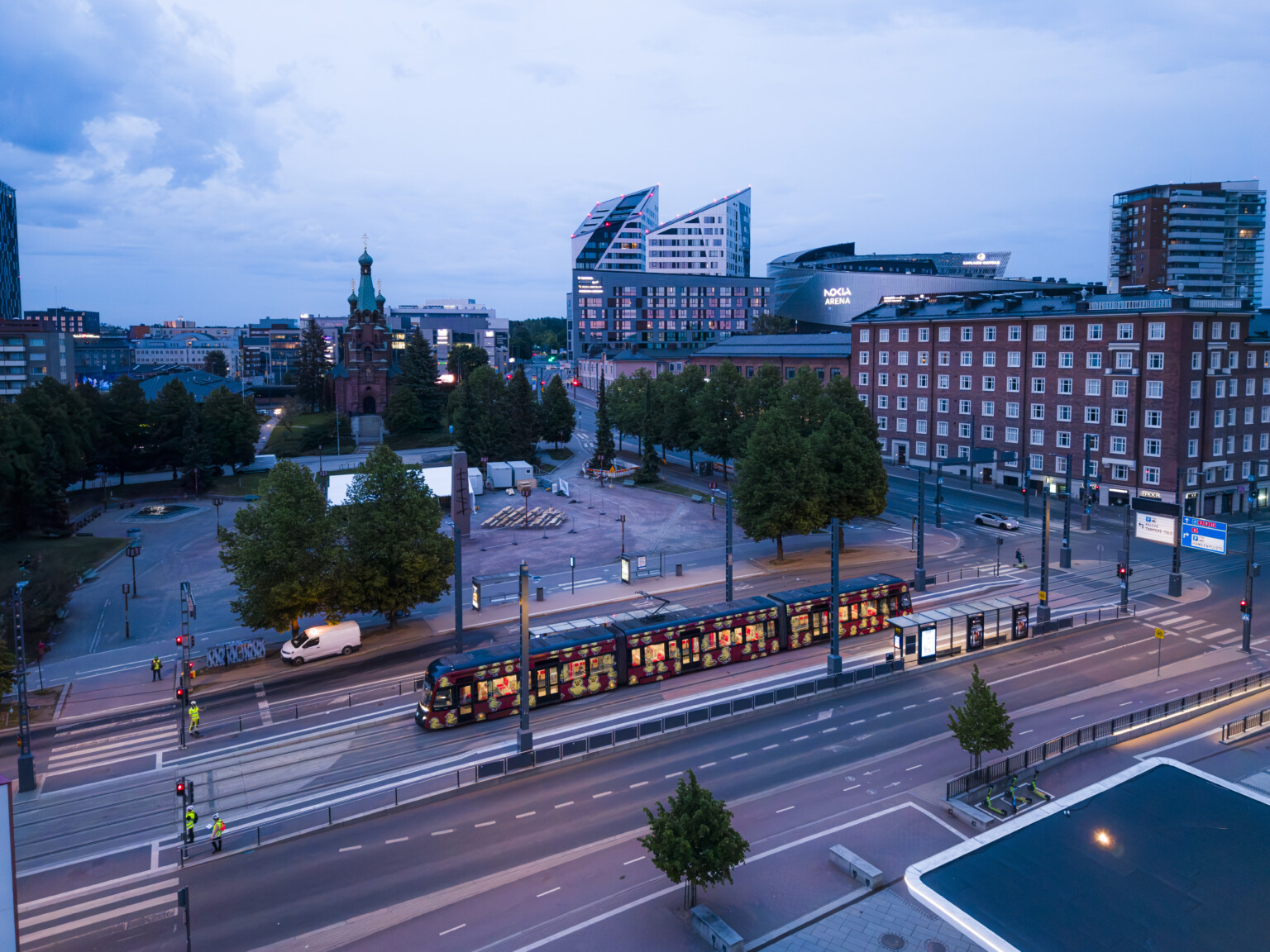 Tampere începe electrificarea noii linii de tramvai Pirkkala–Linnainmaa pe Hatanpään valtatie