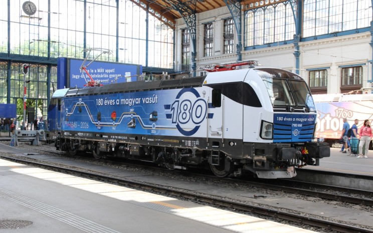 MÁV marchează 180 de ani de istorie feroviară cu un Siemens Vectron în schemă aniversară și o serie amplă de evenimente dedicate publicului și angajaților